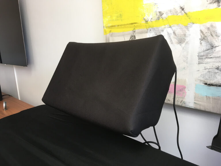 De hoes is rekbaar dus snoeren en dergelijke kunnen gewoon blijven zitten.