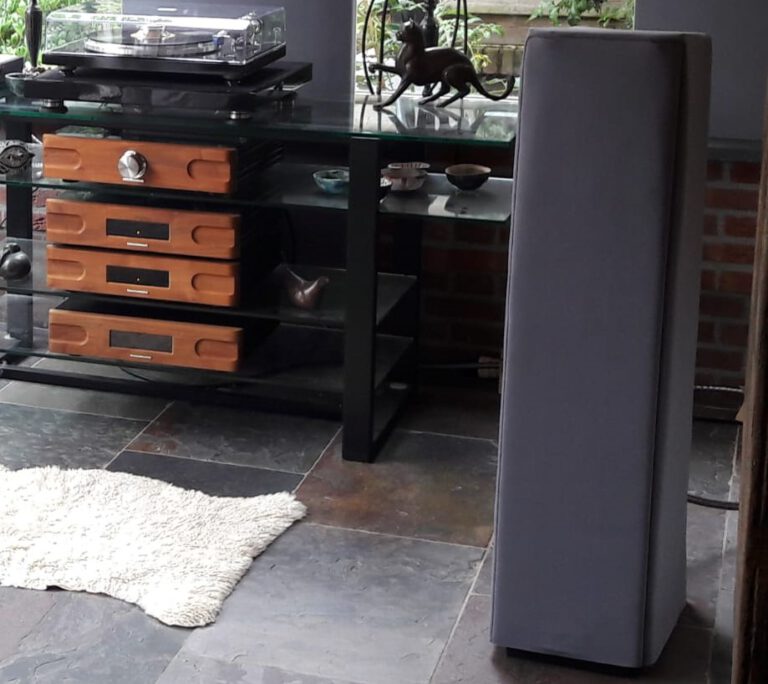 Geen stof meer in je speakers door een op maat gemaakte stofhoes.